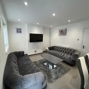 https://modern-executive-2-bed-apartment-in-london.cambridgehotelsuk.com