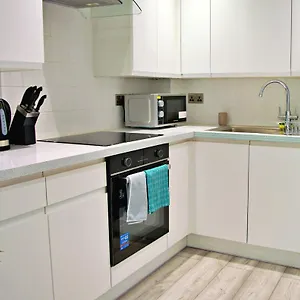 Beautiful Flat Near - Entire Flat - Equipped Kitchen - Private Bathroom Apartment